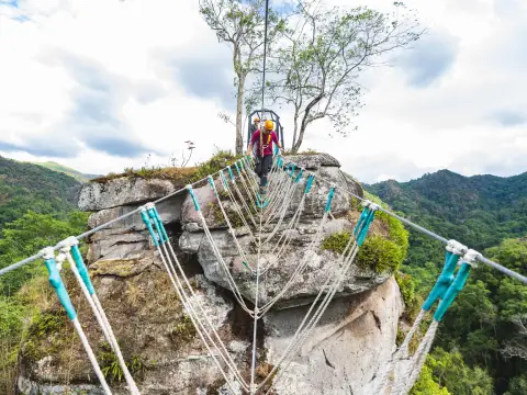 นั่งรถรีสอร์ท เดินป่า ชมวิวพาโนรามาจากภูโต๊ะหิน